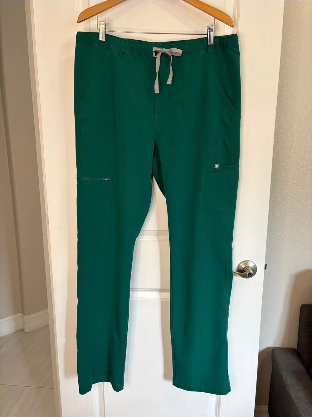 Figs Men’s Cairo Cargo Scrub Pants in Hunter Green Size XL/T